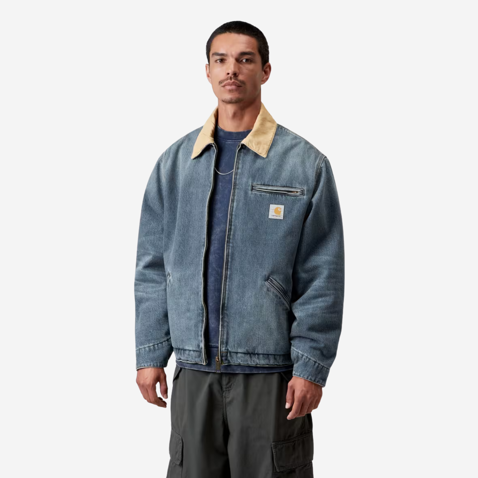 Veste OG Detroit Carhartt WIP en denim bleu portée ouverte, poche poitrine zippée et Square Label
