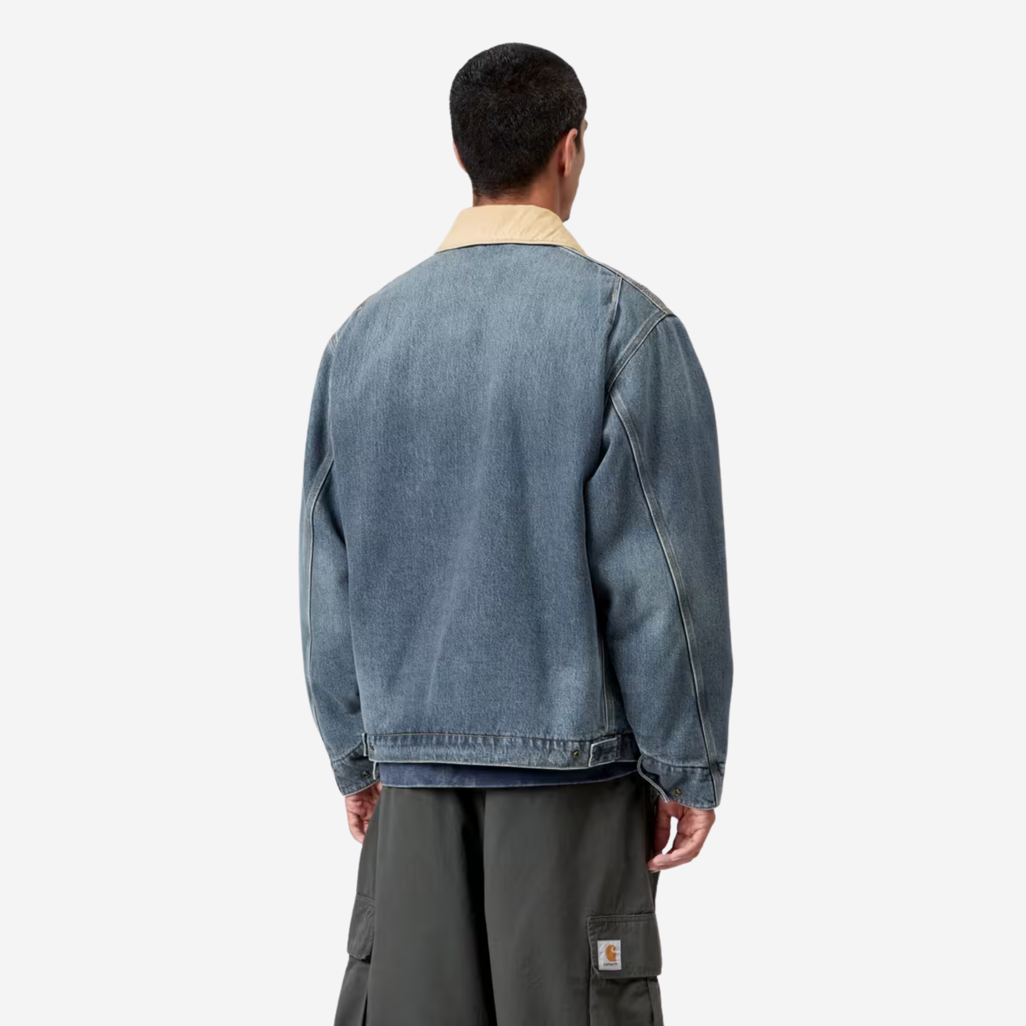 Veste OG Detroit Carhartt WIP portée de dos, coupe loose boxy et bande de taille réglable