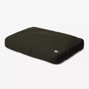 Coussin matelas pour chien en toile vert olive foncé, forme rectangulaire et patch carré cousu sur le côté