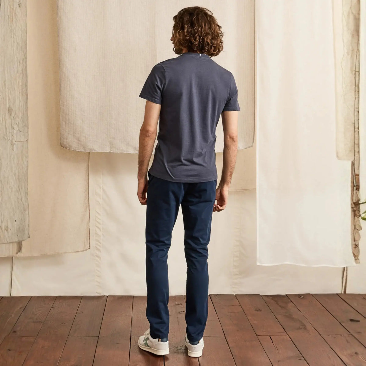 Pantalon Brix bleu marine vu de dos en pied, coupe ajustée jusqu'au bas de jambe