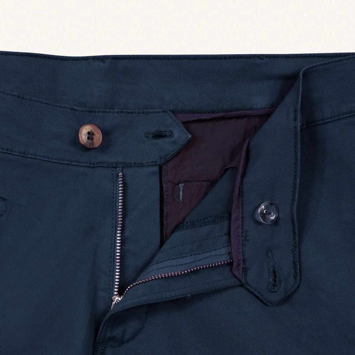 Ceinture ouverte du pantalon Brix : zip, bouton gravé arbre et parementure prune