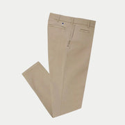 Chino Brix beige plié à plat, poches arrière passepoilées et broderie arbre bleu marine