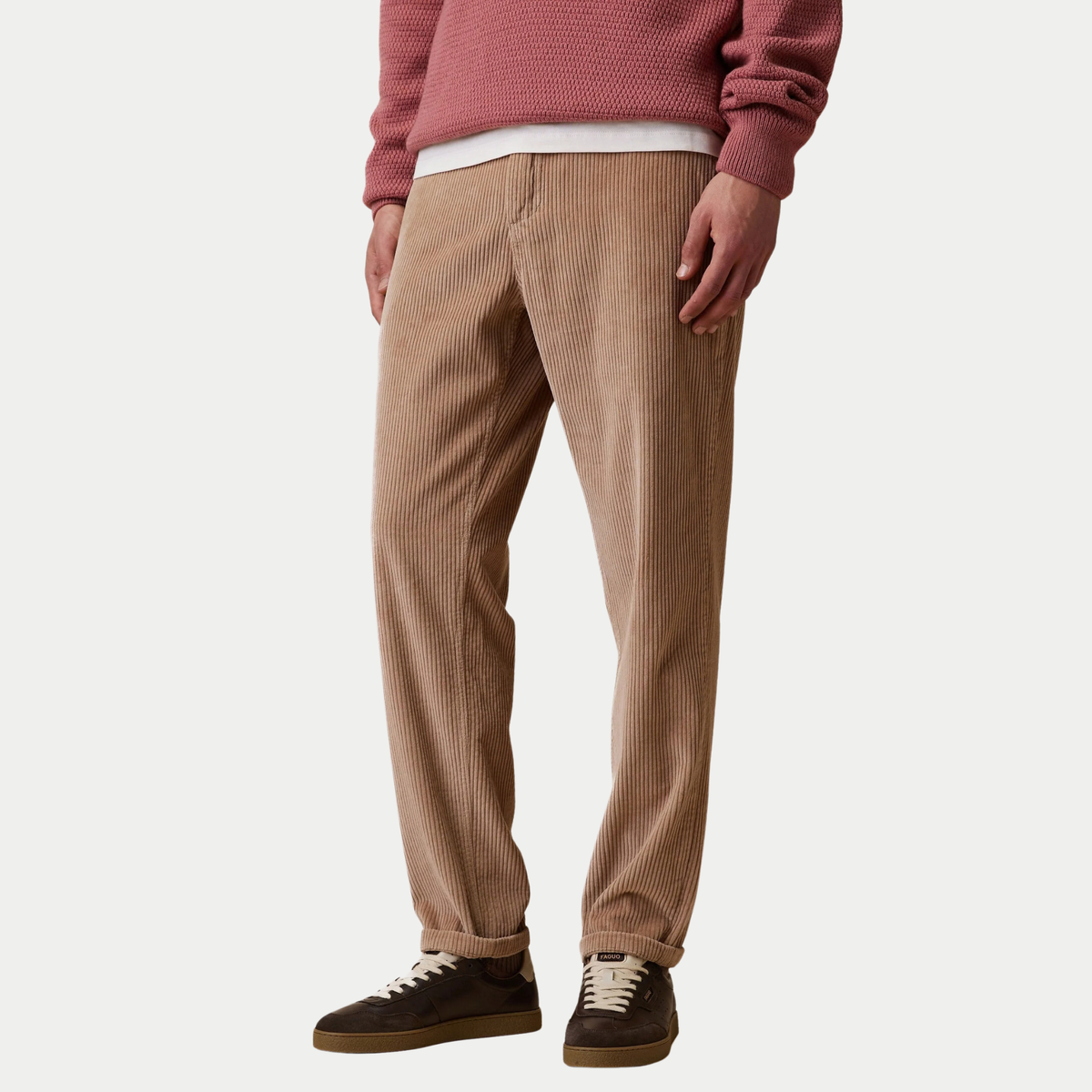Pantalon Dreuille velours côtelé beige camel Faguo porté de face, coupe fuselée et bas retroussé sur des baskets marron