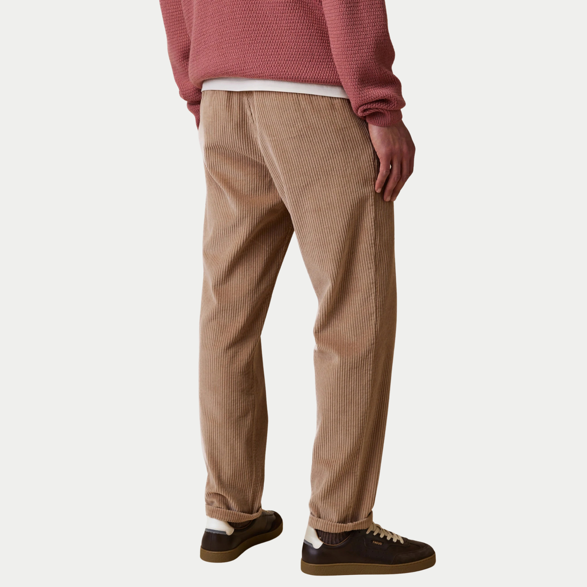 Pantalon Dreuille velours côtelé beige Faguo vu de dos, taille élastiquée et jambe légèrement fuselée jusqu'à la cheville