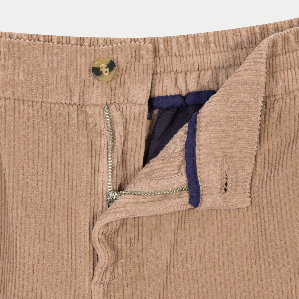 Détail de la braguette zippée du Pantalon Dreuille Faguo beige, bouton ton sur ton et parementure bleu marine