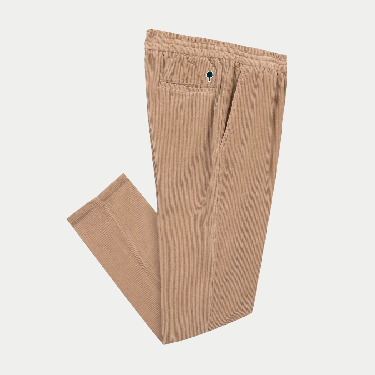 Pantalon Dreuille Faguo en velours côtelé beige, posé à plat de trois quarts, poche arrière passepoilée et logo arbre vert