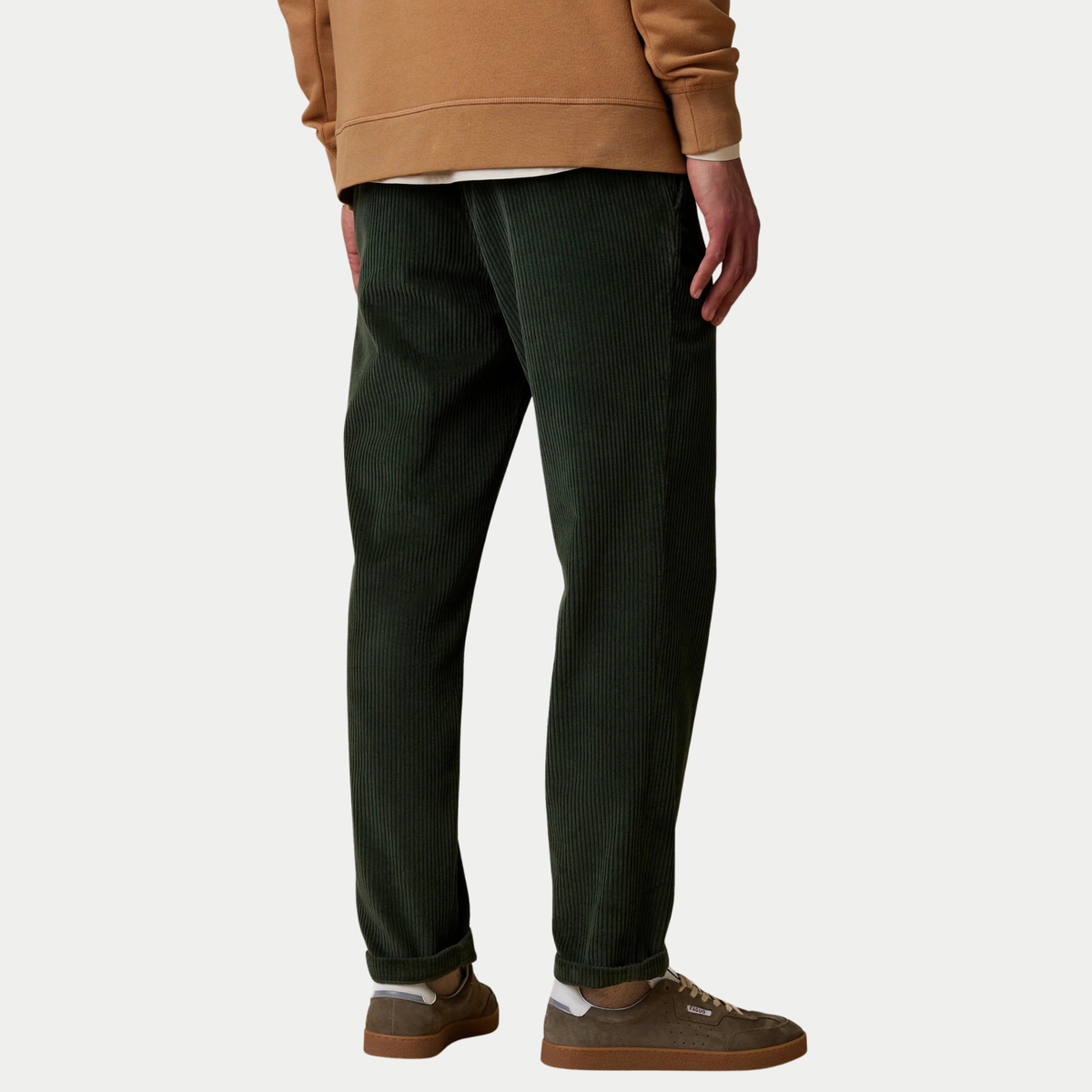 Pantalon Dreuille velours côtelé vert foncé Faguo vu de dos, poche arrière passepoilée et jambe légèrement fuselée