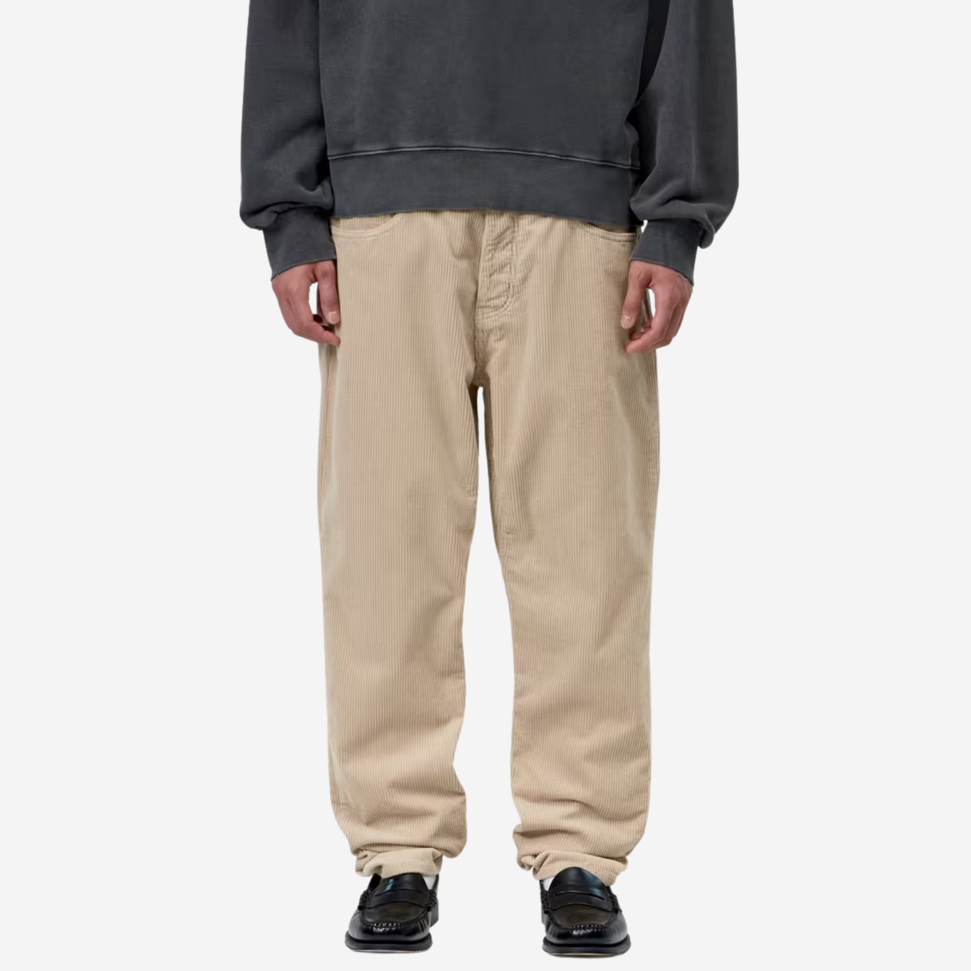 Pantalon Newel velours beige Carhartt WIP porté de face avec un sweat gris délavé et des mocassins noirs