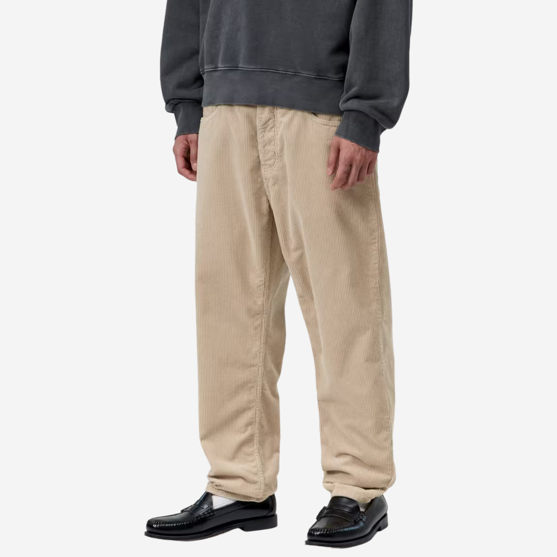 Pantalon Newel velours beige Carhartt WIP porté de trois quarts, grosses côtes du velours en relief