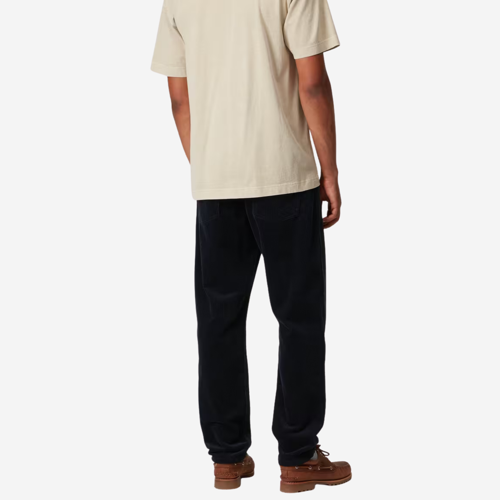 Pantalon Newel velours bleu marine Carhartt WIP porté de dos, jambe fuselée et poches plaquées arrière
