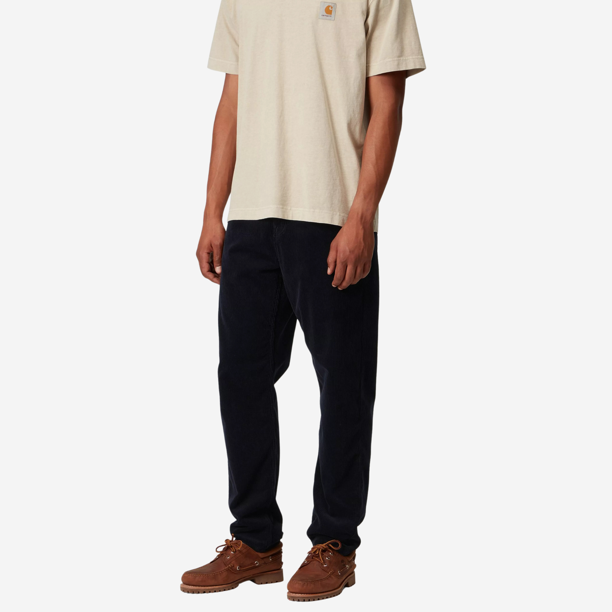 Pantalon Newel velours bleu marine Carhartt WIP porté de trois quarts, grosses côtes du velours visibles