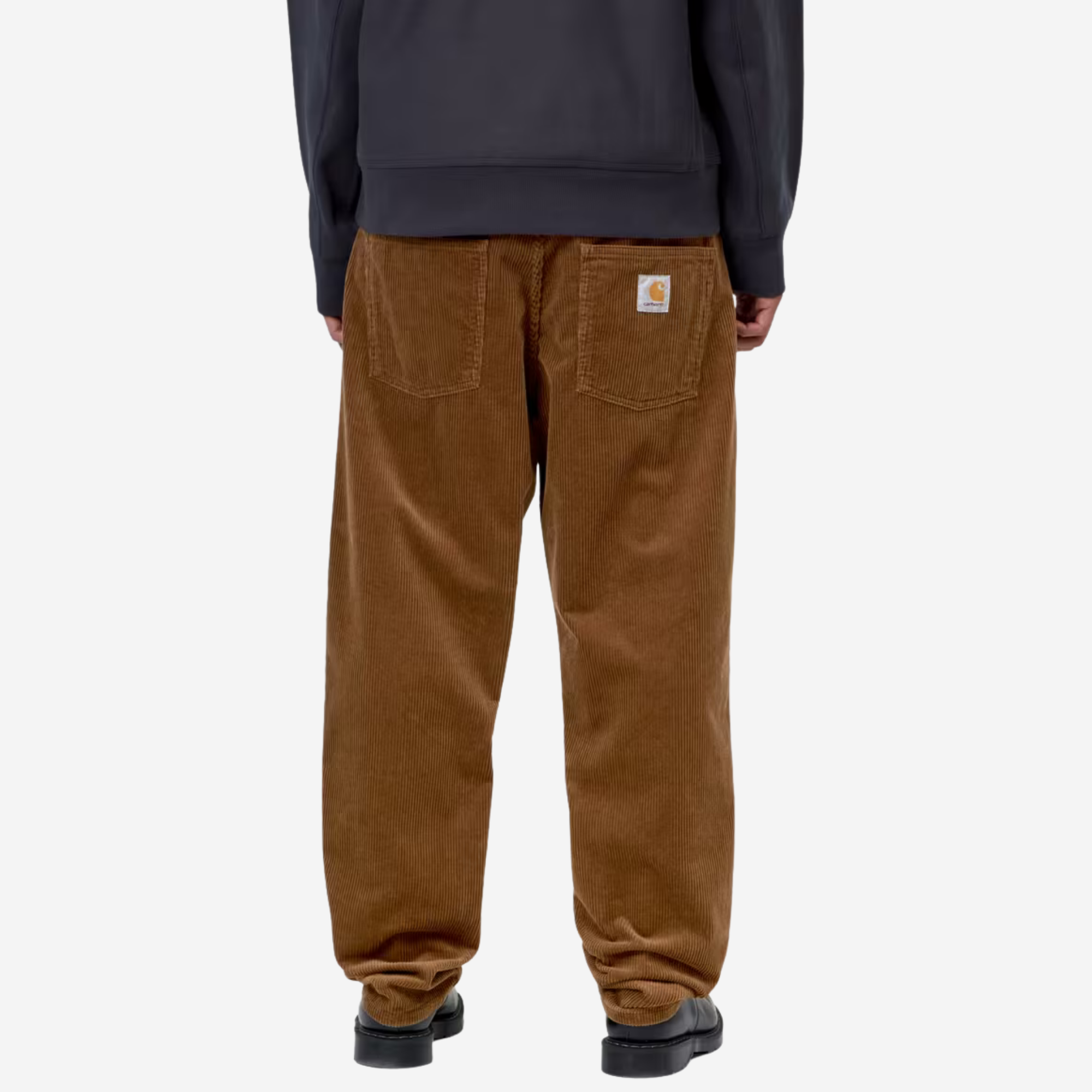 Pantalon Newel velours marron Carhartt WIP porté de dos, poches plaquées et étiquette Carhartt visible
