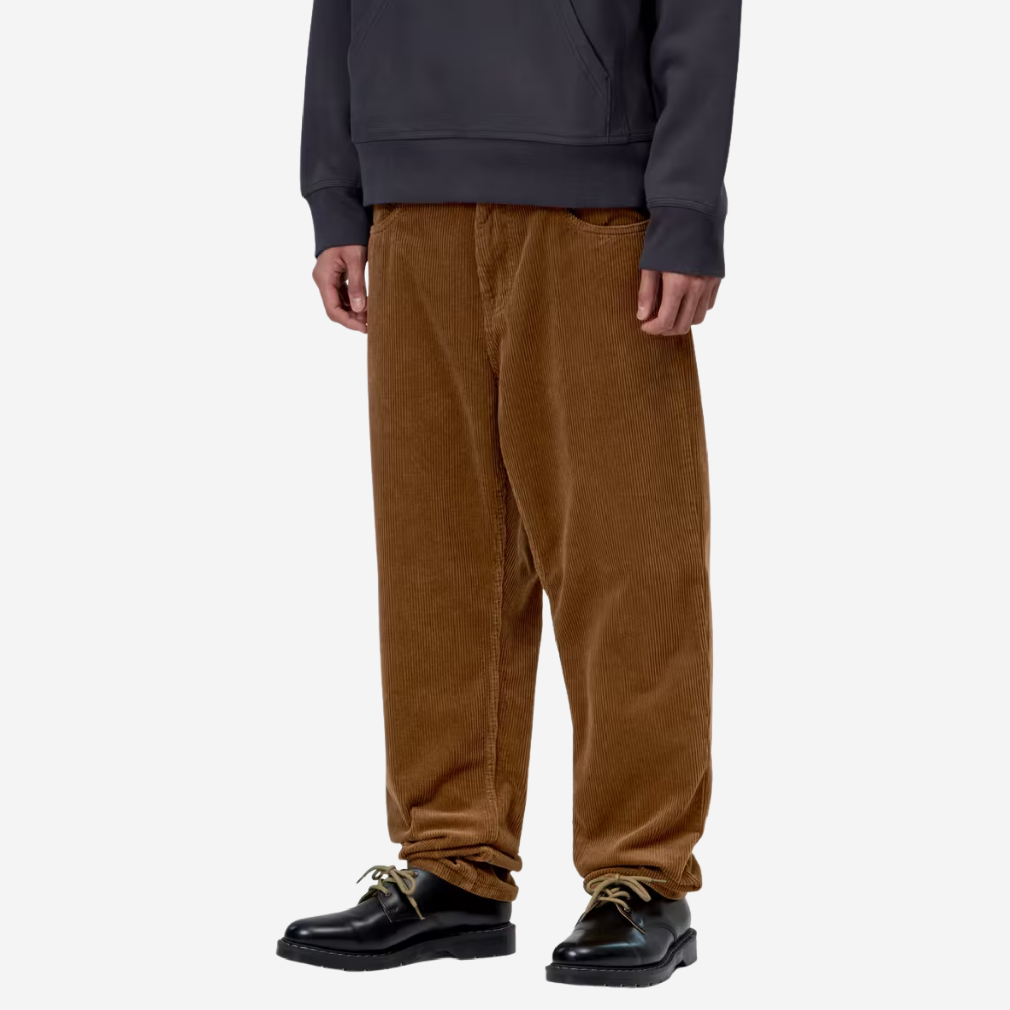 Pantalon Newel velours marron Carhartt WIP porté de trois quarts, grosses côtes du velours en relief