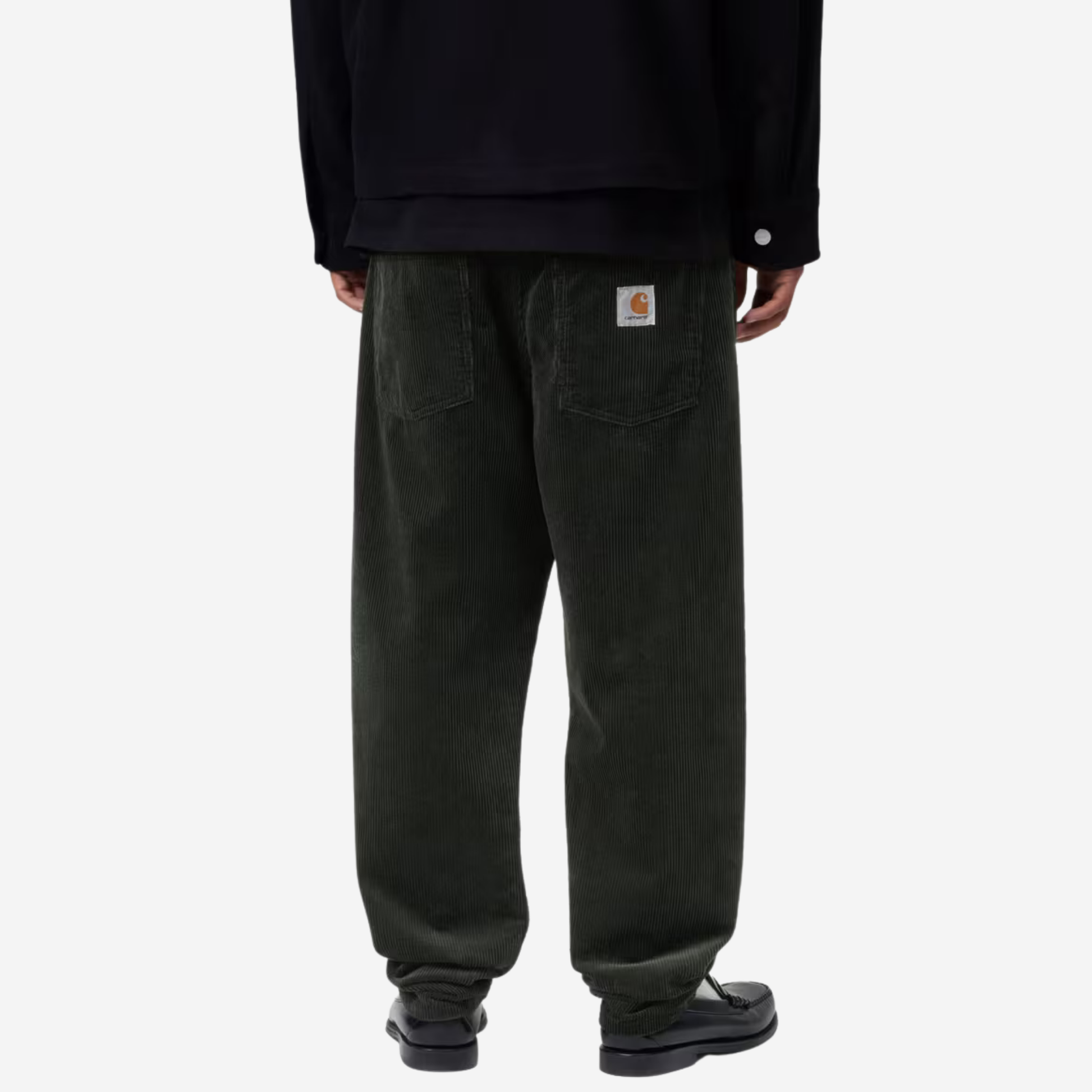 Pantalon Newel velours vert foncé Carhartt WIP porté de dos, poches plaquées et étiquette Carhartt visible