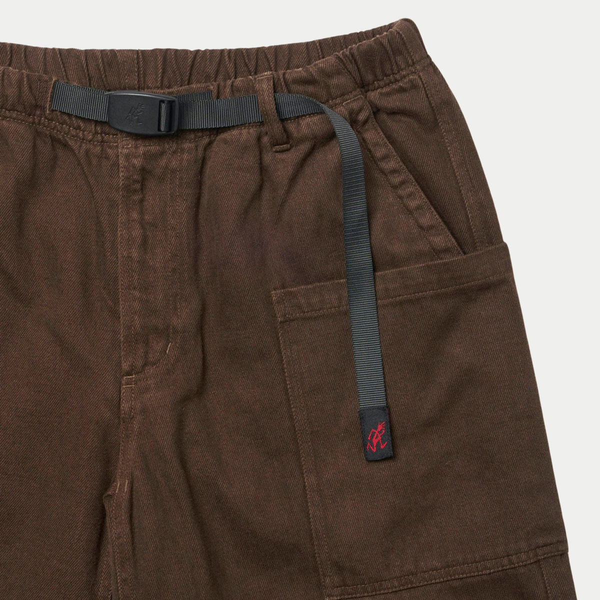 Pantalon Relaxed Hemp Earth Gramicci - détail de la ceinture sanglée, boucle et embout logotés