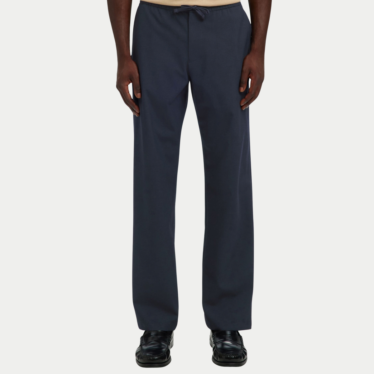 Pantalon Robert Droit Bleu Marine Selected Homme - porté de face, jambe droite jusqu'à la chaussure