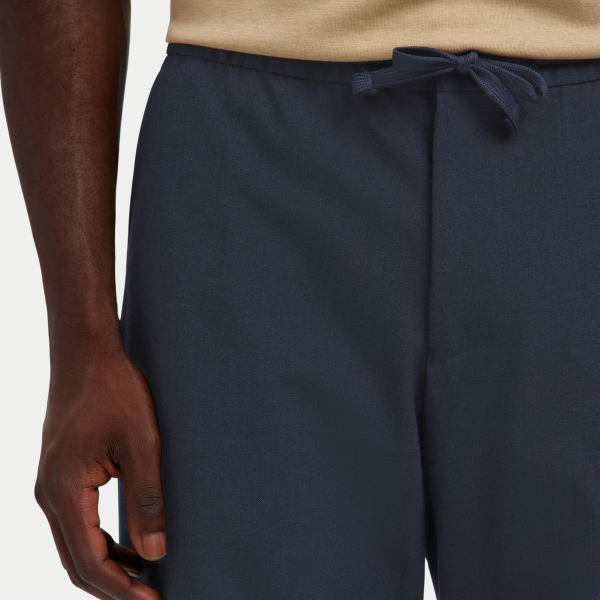 Pantalon Robert Droit Bleu Marine Selected Homme - détail porté de la ceinture élastiquée et du cordon noué