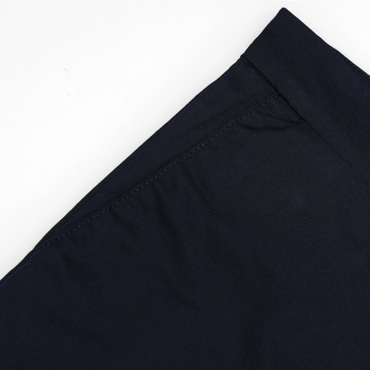 Bas de jambe du Sid Pant bleu marine en gros plan, ourlet piqué et sergé de coton tissé en diagonale