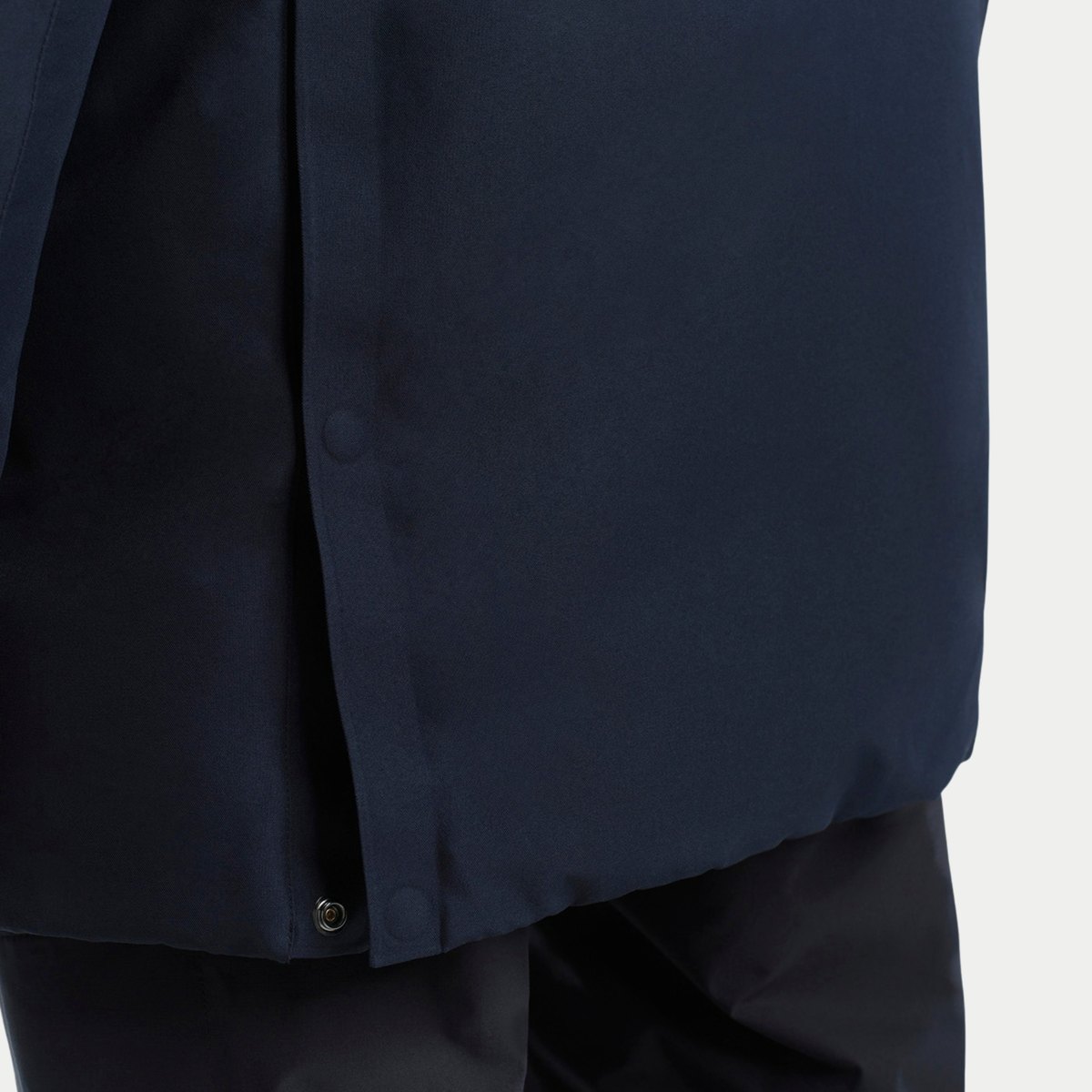 Bas de dos de la parka duvet bleu marine, fente fermée par pressions