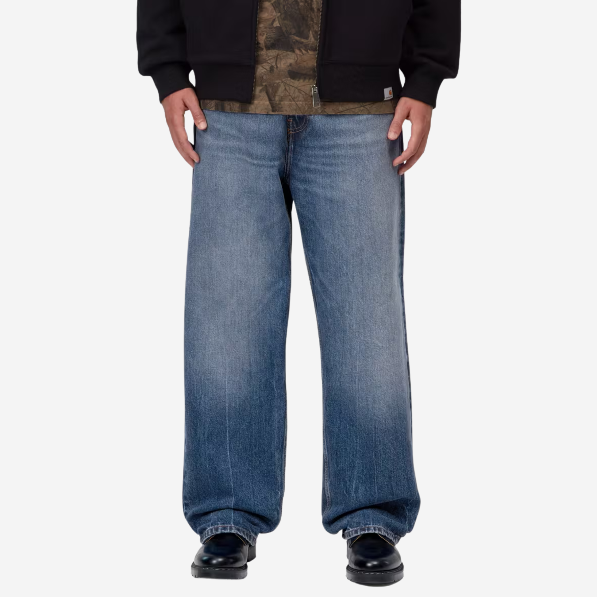 Jean Payson Carhartt WIP Blue Marble Used Wash porté de face, coupe wide straight à jambe très large