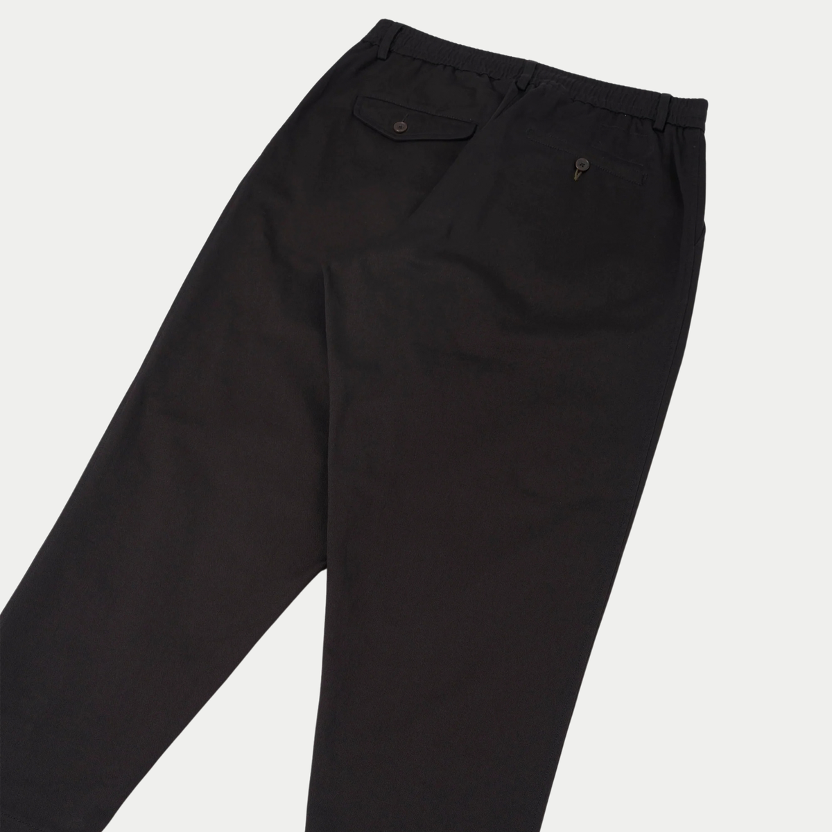 Pleated Track Pant noir Universal Works - dos à plat, poche à rabat boutonné et poche passepoilée