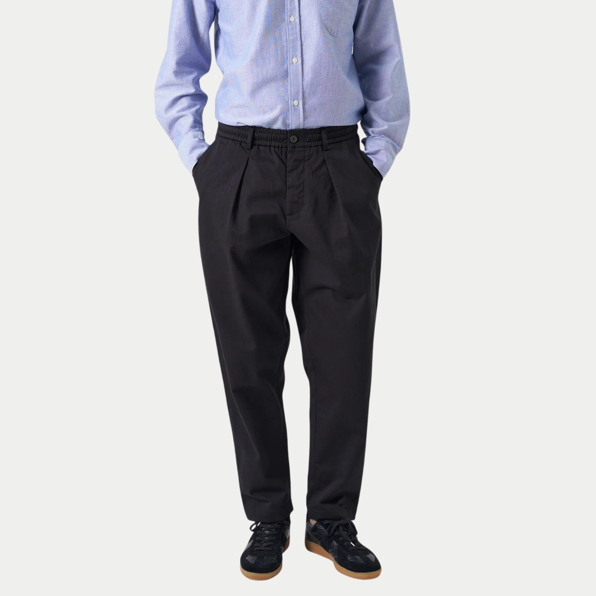 Pleated Track Pant noir Universal Works - porté de face, jambe ample qui se resserre à l'ourlet