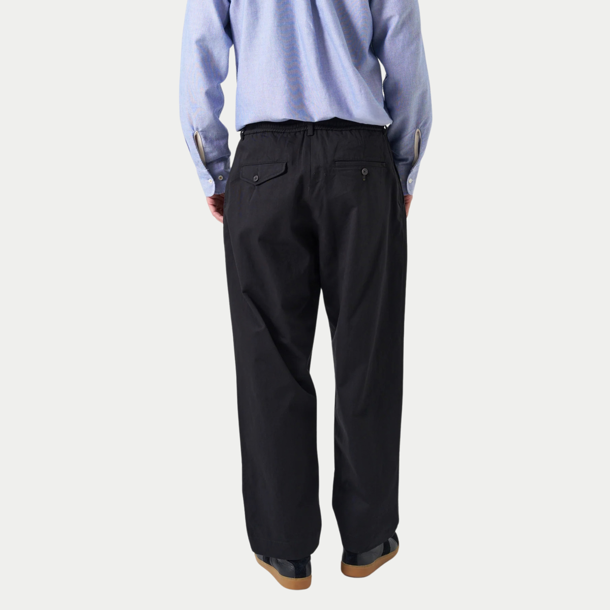Pleated Track Pant noir Universal Works - porté de dos, deux poches arrière boutonnées