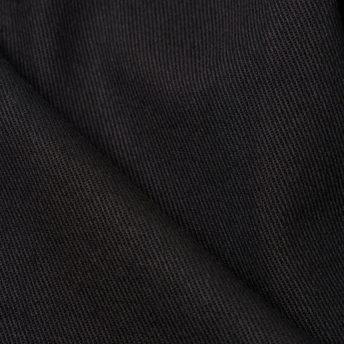 Pleated Track Pant noir Universal Works - gros plan sur le tissage sergé du coton noir