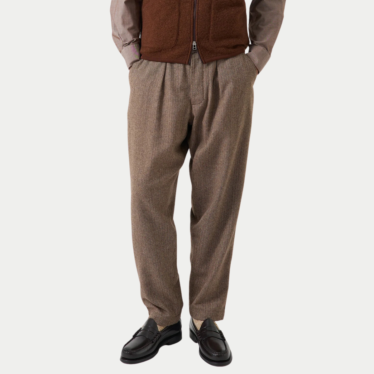 Pleated Track Pant Wool Herringbone marron Universal Works - porté de face, mains dans les poches