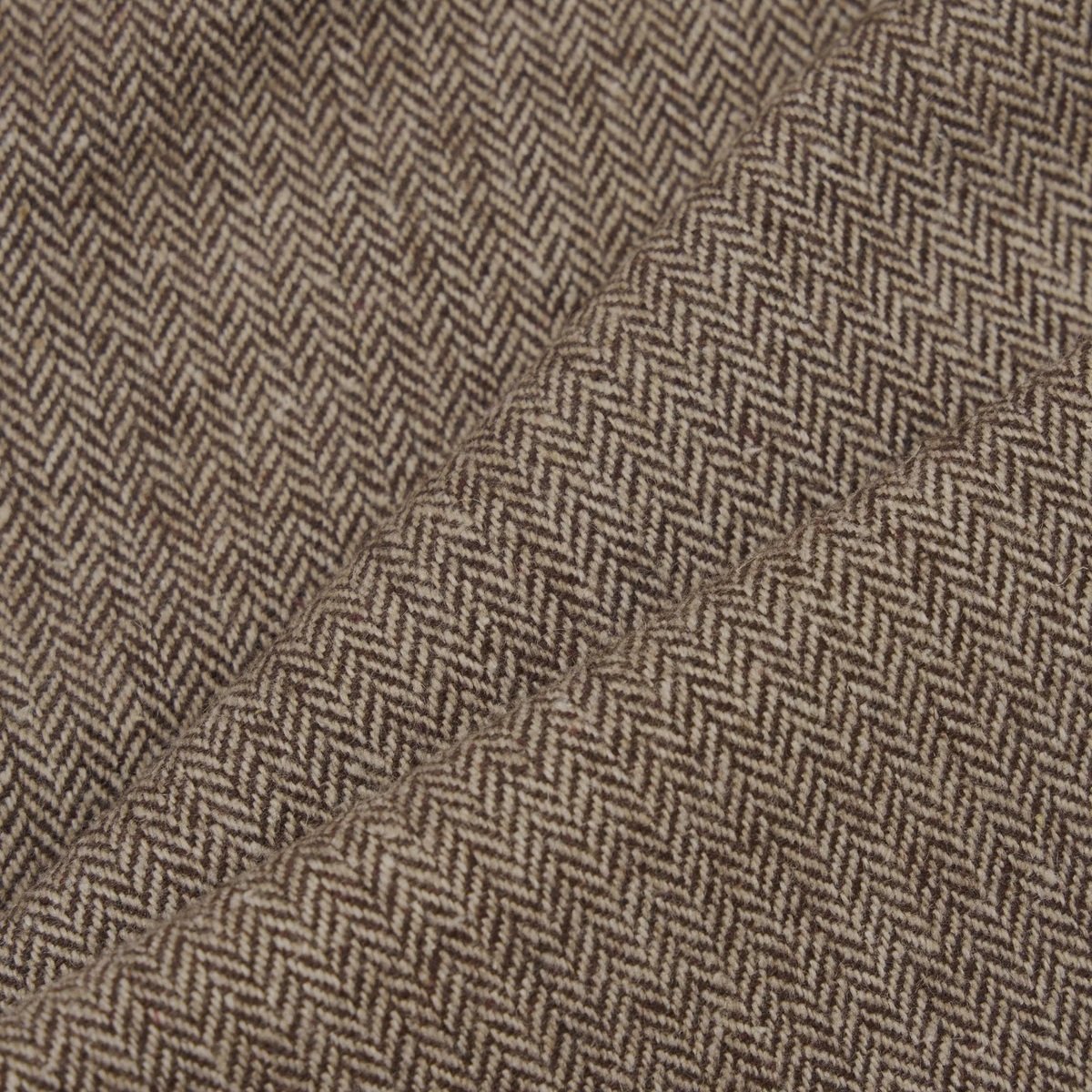 Pleated Track Pant Wool Herringbone marron Universal Works - gros plan sur le tissage à chevrons