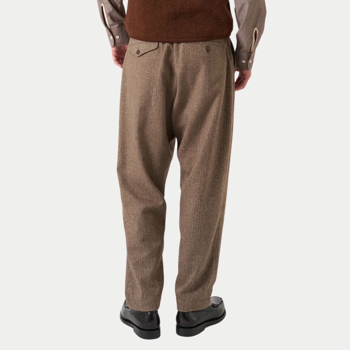 Pleated Track Pant Wool Herringbone marron Universal Works - porté de dos, jambe fuselée vers l'ourlet
