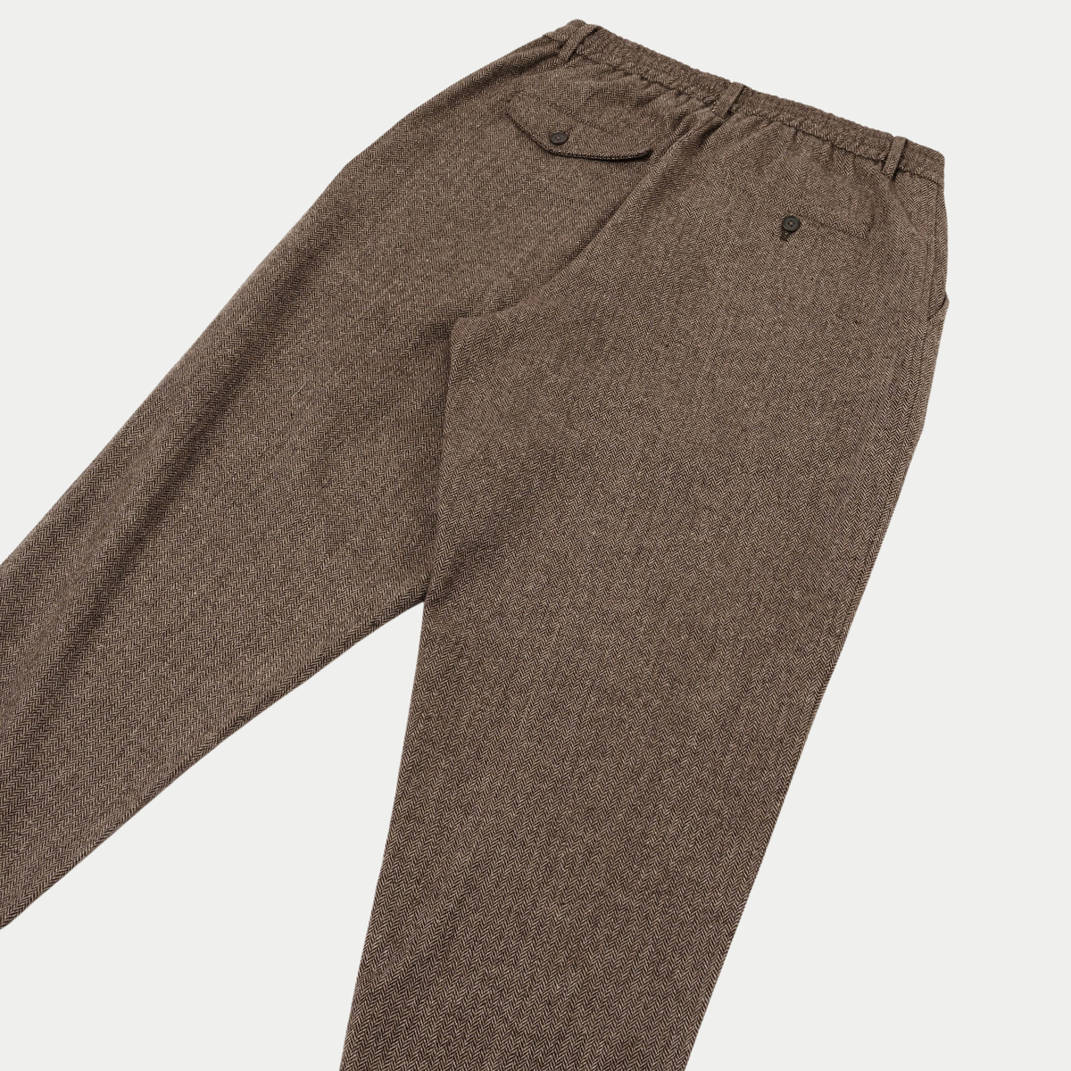 Pleated Track Pant Wool Herringbone marron Universal Works - dos à plat, poche à rabat et poche passepoilée
