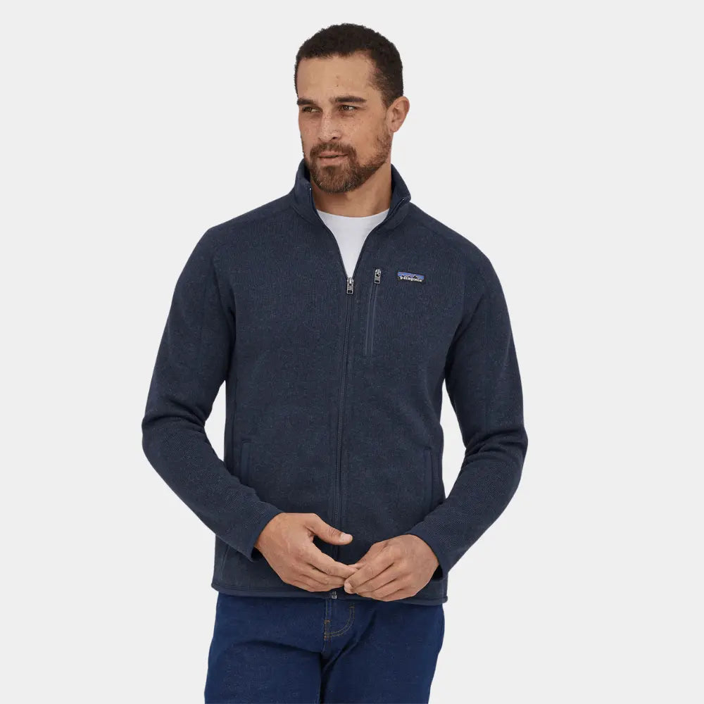 Better Sweater Bleu Marine porté de face, poche poitrine zippée et logo patagonia brodé