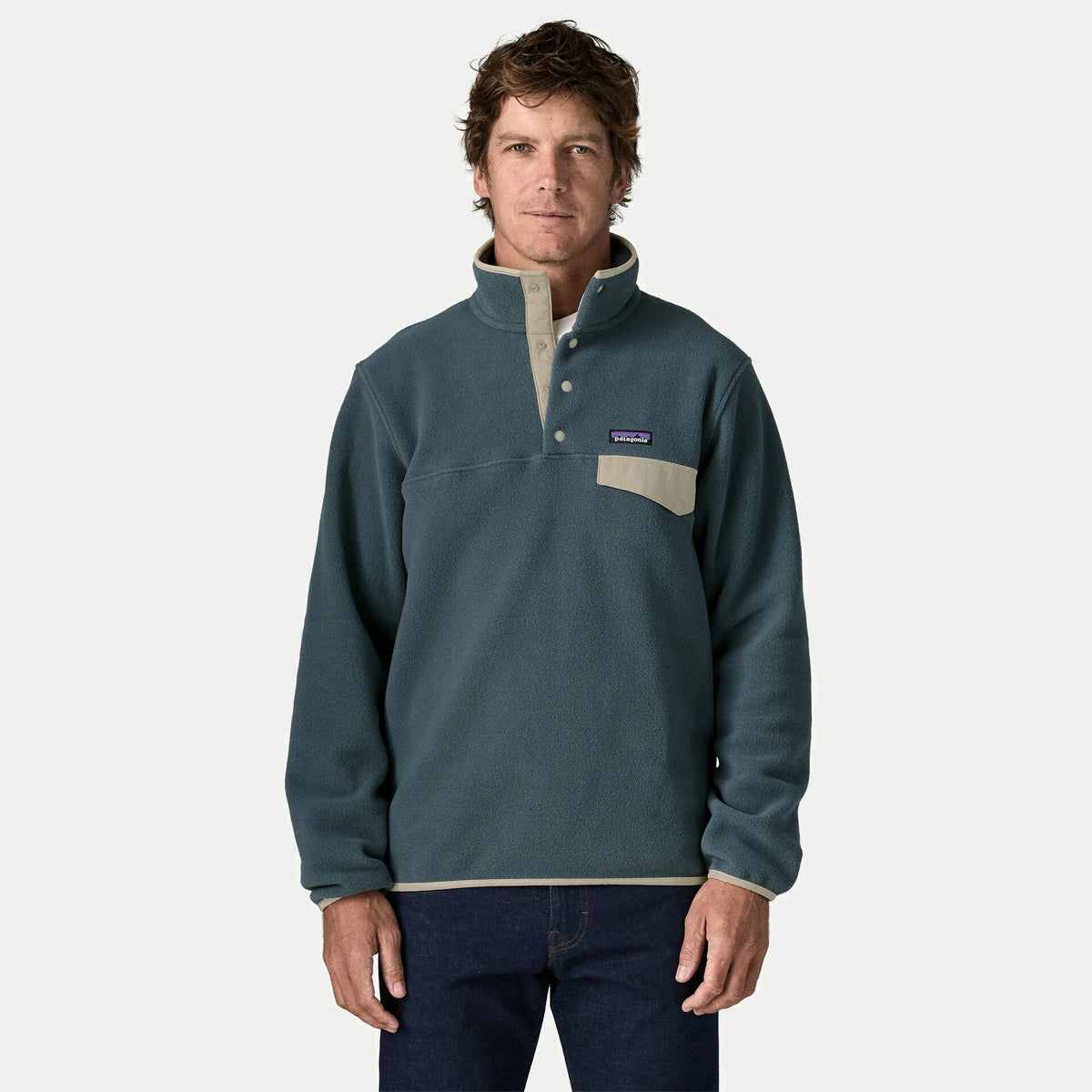 Polaire Lightweight Snap-T Patagonia Summit Blue portée de face, col montant relevé sur la patte à pressions sable