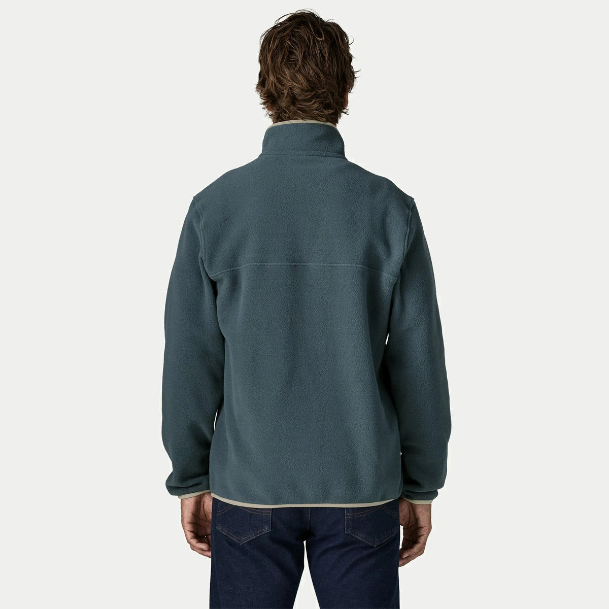 Dos de la polaire Lightweight Snap-T Patagonia Summit Blue : empiècement d'épaule et bas bordé d'élasthanne sable