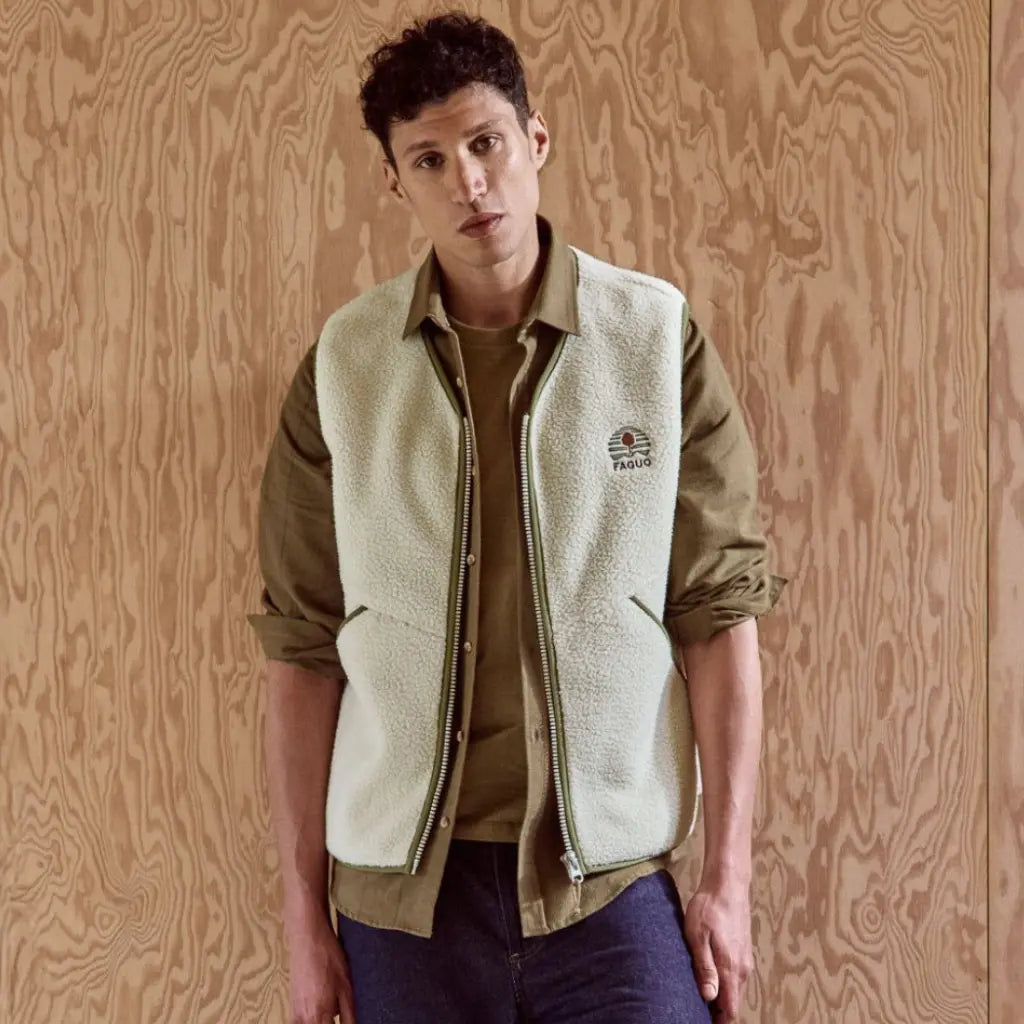 Polaire Teillay écrue portée ouverte sur une surchemise kaki et un t-shirt olive