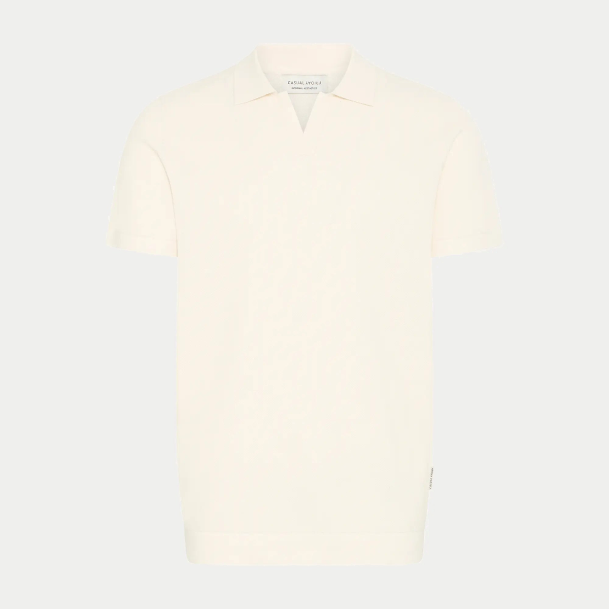 Polo écru en maille fine à col ouvert sans boutonnage, manches courtes à revers