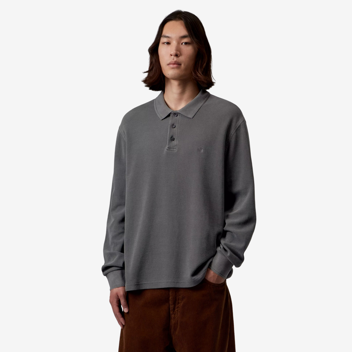 Polo Rugby Waffle gris Carhartt WIP porté de face, coupe loose, col rabattu ouvert et patte de boutonnage ton sur ton