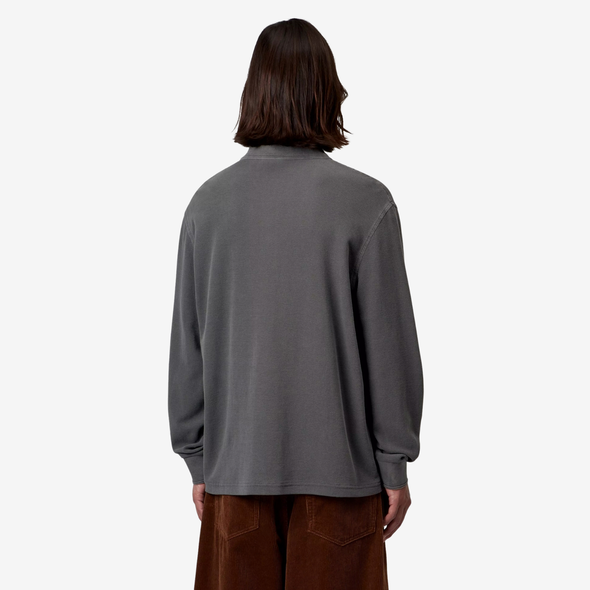 Polo Rugby Waffle gris Carhartt WIP porté de dos, tombé loose et col chemise remontant sur la nuque, maille gaufrée délavée