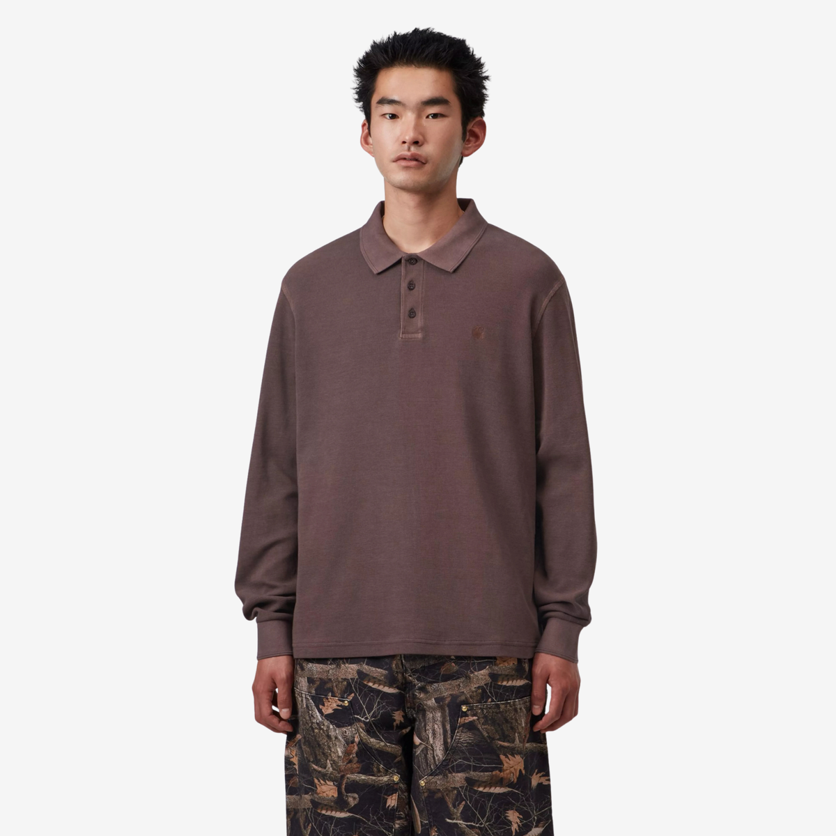 Polo Rugby Waffle Palisander Carhartt WIP porté de face, coupe loose et col chemise ouvert sur la patte de boutonnage