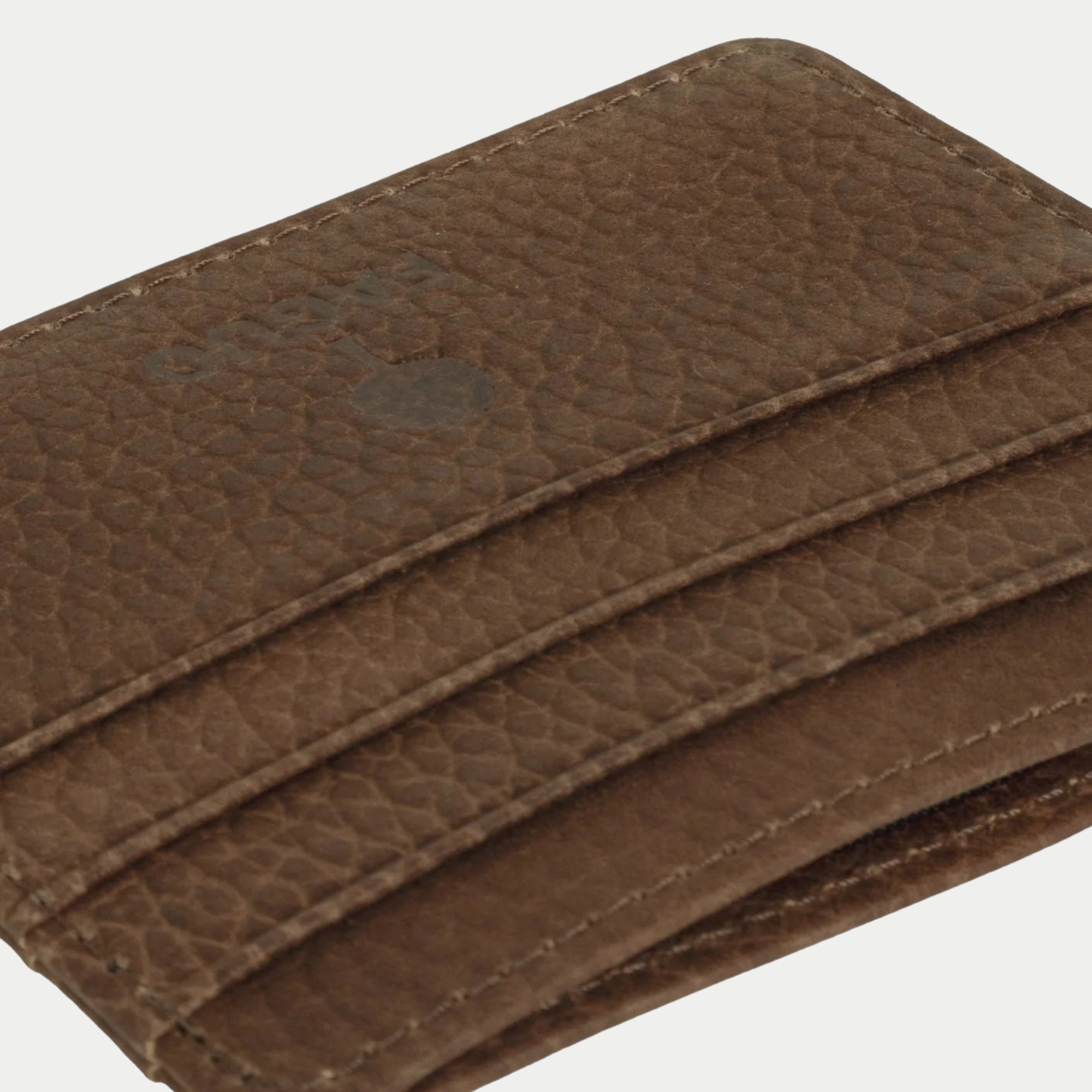 Détail du cuir marron grainé et des fentes superposées du porte-cartes Faguo, logo embossé