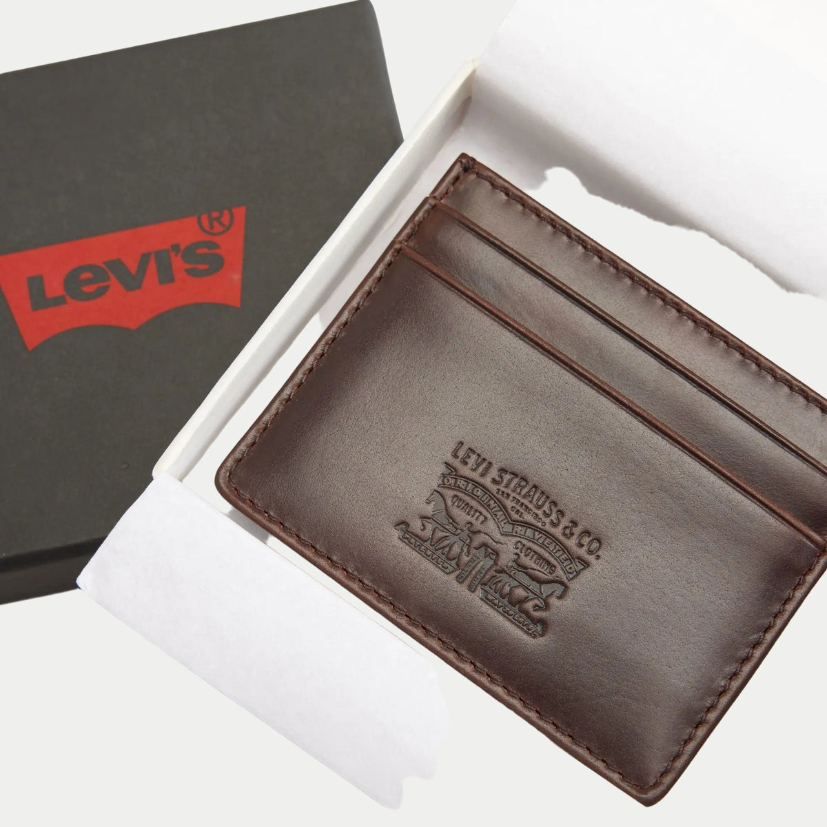 Porte-cartes Levi's en cuir marron présenté dans son coffret cadeau au logo batwing