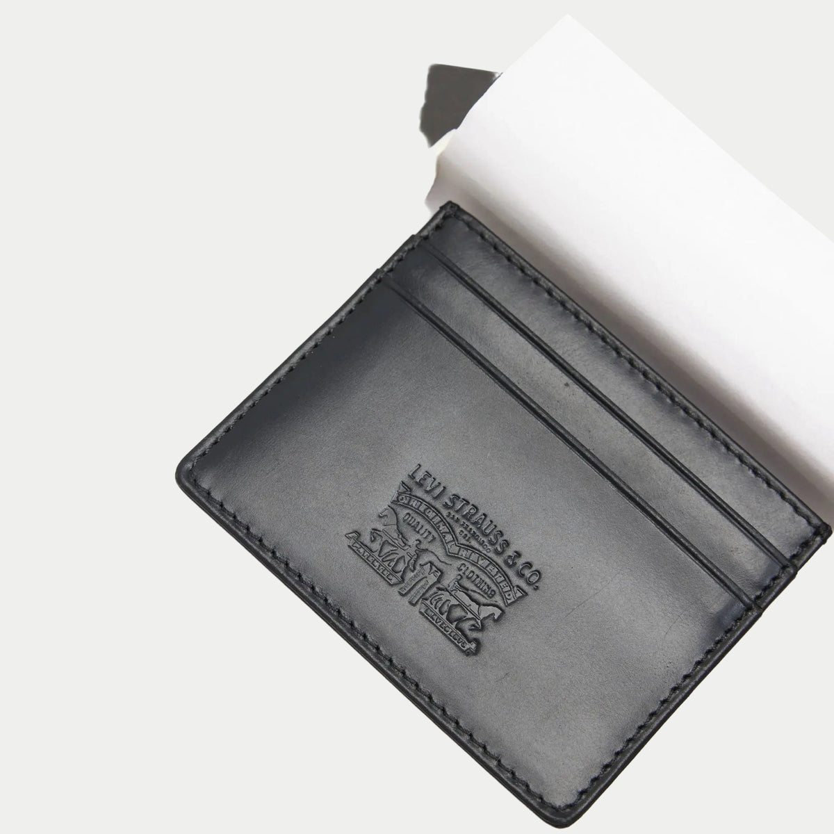 Porte-cartes Levi's en cuir noir dans son coffret cadeau noir à logo batwing rouge et papier de soie