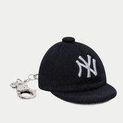Porte-clés Mini Casquette New York Yankees New Era - trois-quarts avant en plan large, mousqueton métal et bouton de couronne bleu marine