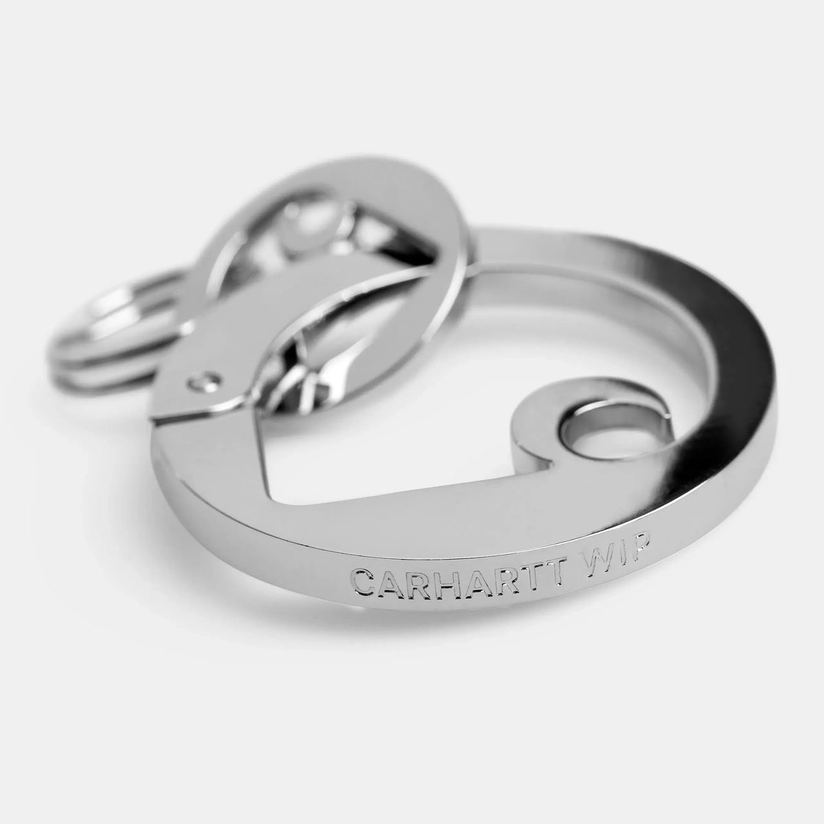 Détail du Porte-clés Mousqueton Charms : métal chromé brillant, gravure Carhartt WIP sur la tranche du C