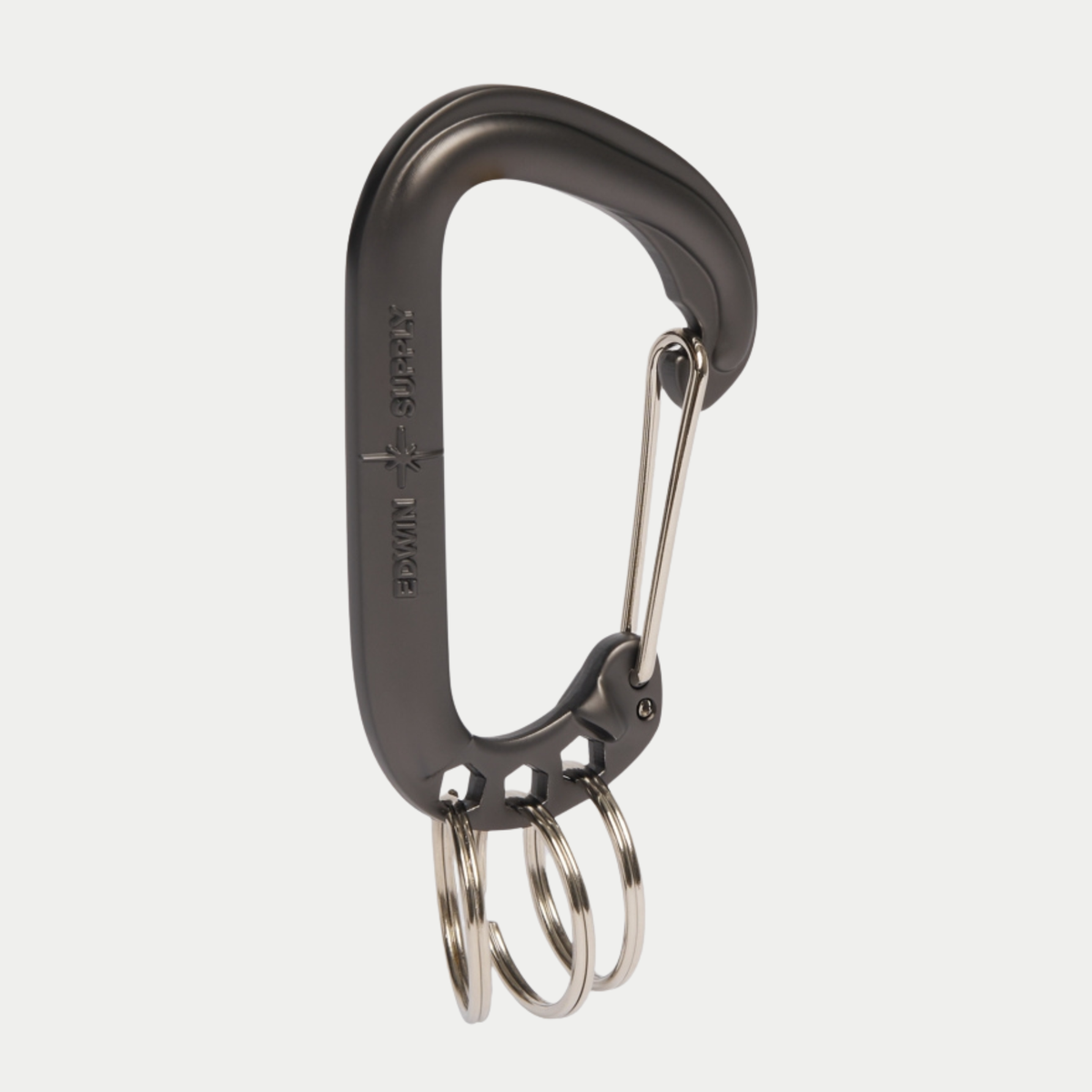 Porte-clés mousqueton Edwin gris anthracite mat, logo Edwin Supply gravé, doigt à ressort chromé et 3 anneaux amovibles