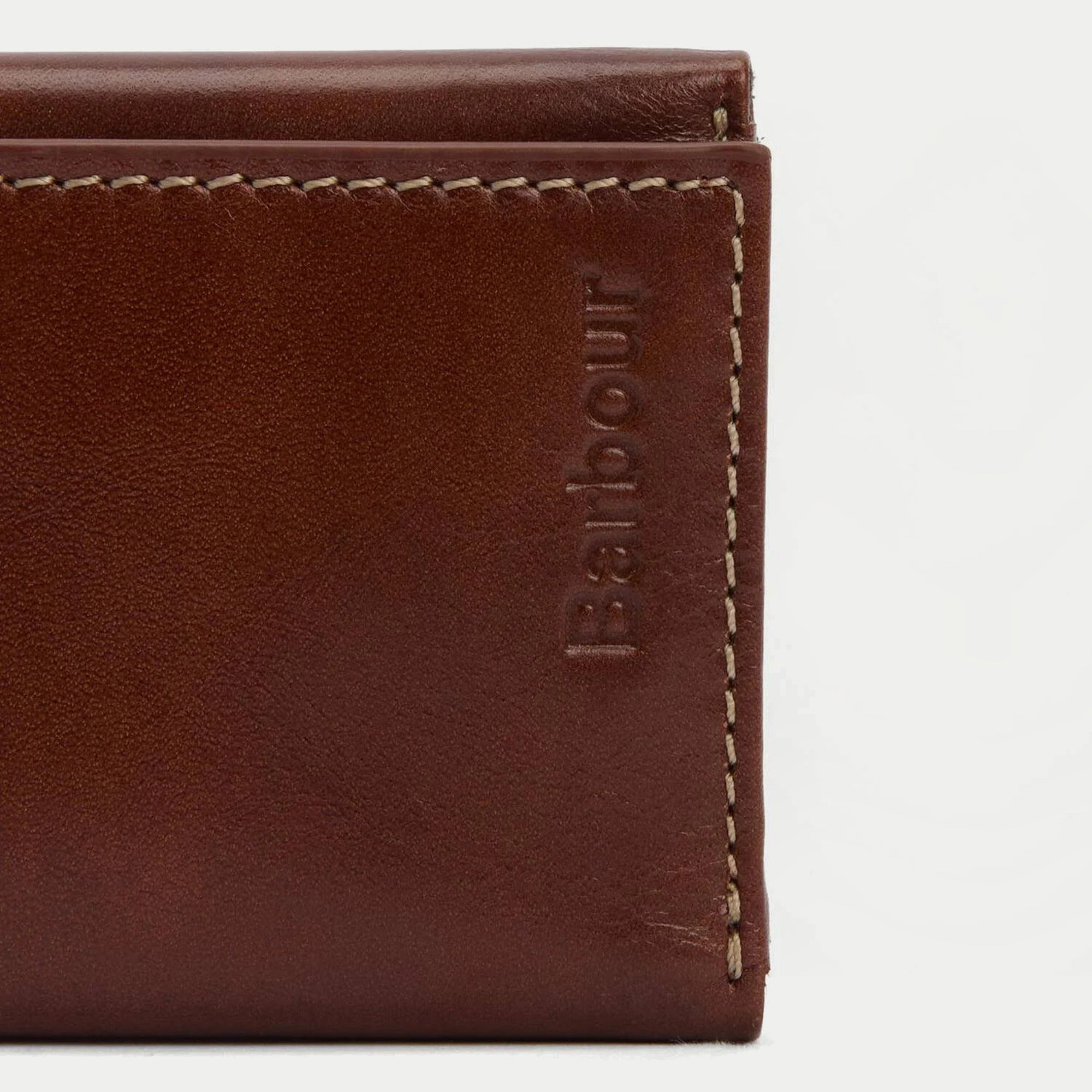 Portefeuille Bywell cognac Barbour - gros plan sur le logo embossé dans le cuir lustré