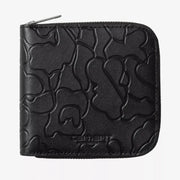 Portefeuille noir en cuir grainé vu de face, camouflage embossé ton sur ton et logo script frappé en bas