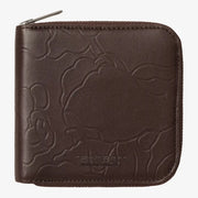 Portefeuille en cuir brun chocolat de face, camouflage embossé ton sur ton et logo script frappé en bas
