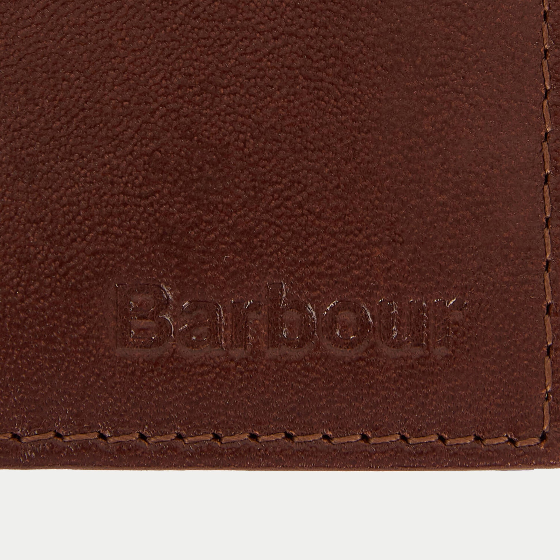 Portefeuille Colwell marron Barbour - gros plan sur le logo embossé et le grain du cuir